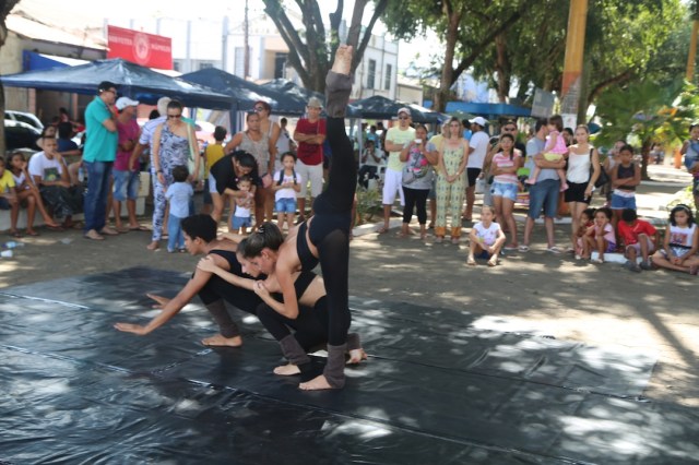 João Paulo Souza, Lorena Melissa e Camylla Alves da Cia AfroMundi apresenta 'Lágrimas Secas' na feirinha da Praça Duque de Caxias.