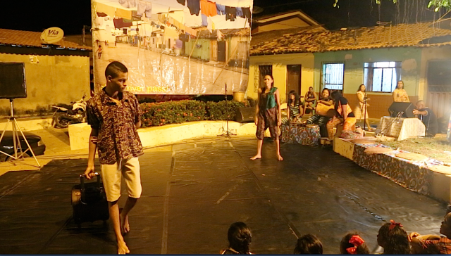 Camylla Alves implora Rafael Varão e os outros jovens permanecerem na sua comunidade de Cabelo Seco, no espetáculo 'Deixa o Nosso Rio Passar!', apresentado no Teatro de Cabelo Seco, 25 maio de 2015. Vamos assistir o espetáculo durante o festival?