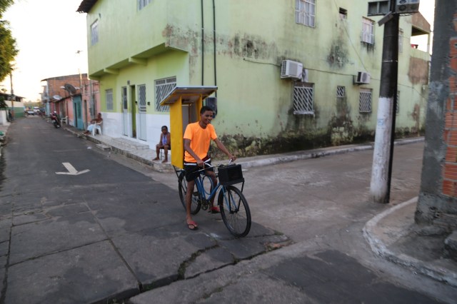 Rafael leva a bici-rádio solar na rua para divulgar o cine. Pode casar ela com a biblioteca infantil? 