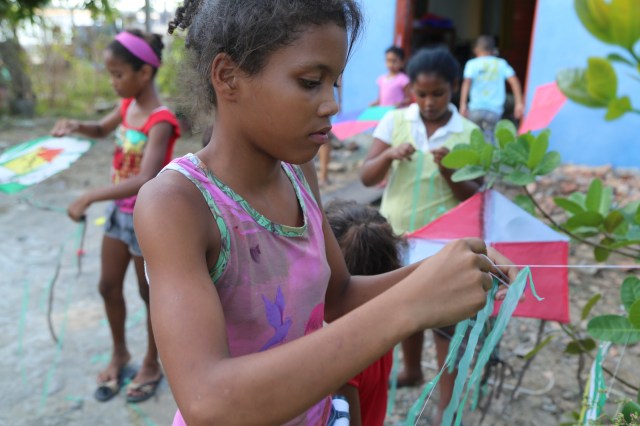 60 crianças e jovens empinam pipas no festival de verão de 2015. Ver o vídeo abaixo.
