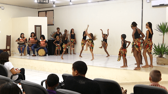 AfroMundi-Mirim apresenta no palco da Unifesspa.