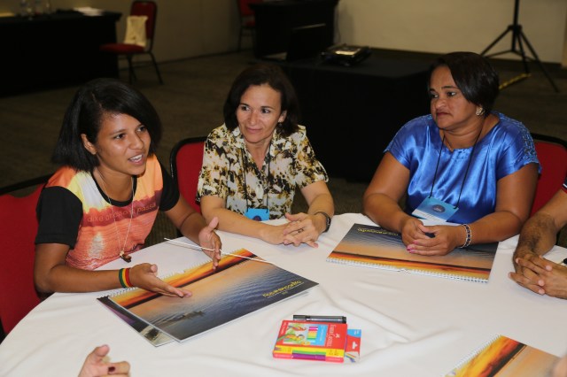 Carol Souza (14 anos do Judith Gomes Leitão), co-coordenadora dos projetos Folhas da Vida (biblioteca), Cine Coruja e Roupas ao Vento (contra a violência de genêero) apresenta a Universidade Comunitária dos Rios de Cabelo Seco.