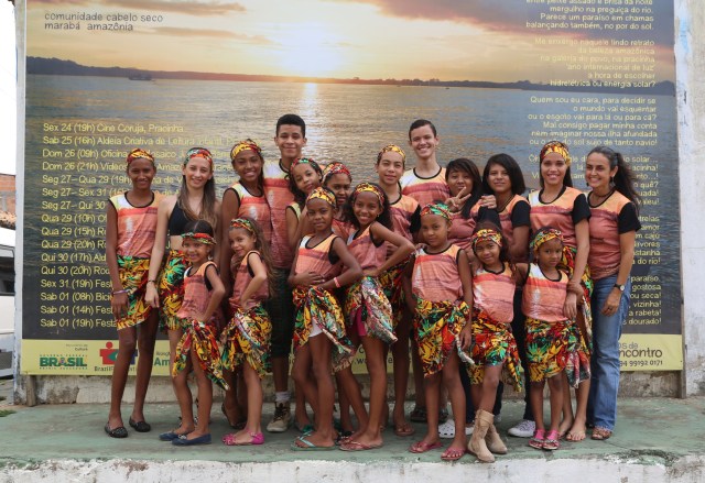 Cia AfroMundi, AfroMundi-Mirim e Roupas ao Vento se retratam antes de apresentar no encontro 'Arte na Escola' na Unifesspa.