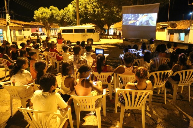Cine Coruja e biblioteca Folhas da Vida promoveram leitura crîtica do mundo através de cinema independente e vídeos comunitários para 90 crianças e adolescentes no Dia Mundial da Criança.