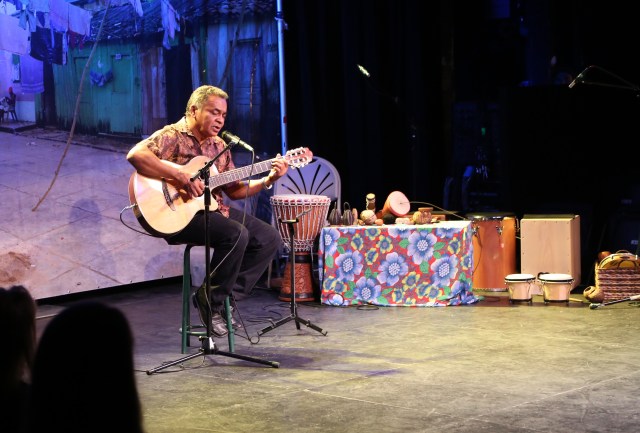 Zequinha toca 'Deixa o Rio Passar' em New York (Maio 2015).