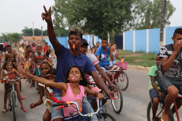Irmões e amigos dividem bicicletas numa grande afirmação de cooperaçāo e solidariedade na prática!