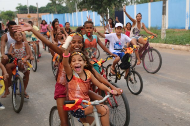Os nascentes, AfroMundi Mirim, na frente da bicicletada!