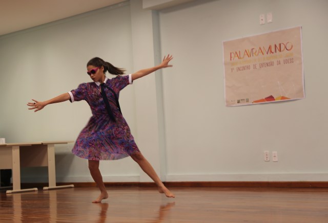 Camylla Alves dança 'Raízes e Antenas II' na UDESC, Laguna, SC.