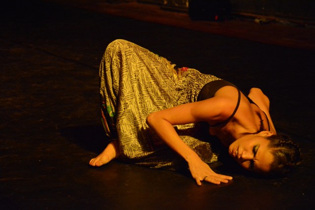 Camylla dança 'Raízes e Antenas II' em Belém, 2014, exemplo de alfabetização cultural e emocional.