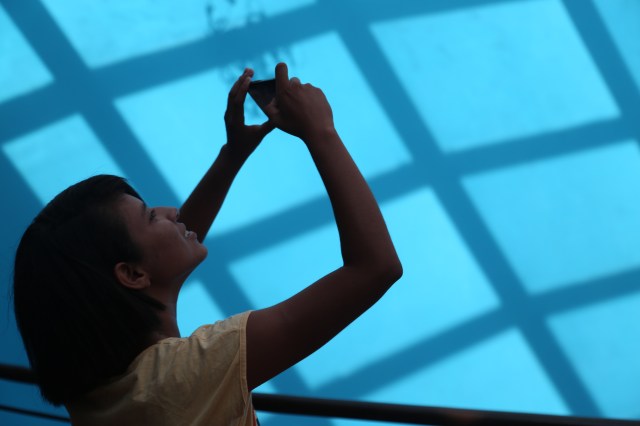 Carol Souza (14 anos), co-coordenadora da bilioteca Folhas da Vida e do grupo de percussionistas contra violência contra mulheres e meninas, Roupas ao Vento, experimenta com celular para narrar sua experiência na premiação do Itaú-Unicef em Belém.