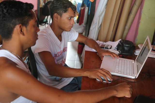 Rerivaldo Mendes (19 anos) de Rabetas Vídeos capacita Antônio Soares nas técnias de edição e criação de vídeo.