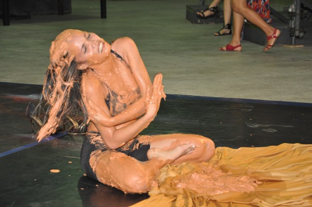 Delirando em busca de água, Mariana se banha na lama de um rio assassinado, para escapar a violência da seca.    