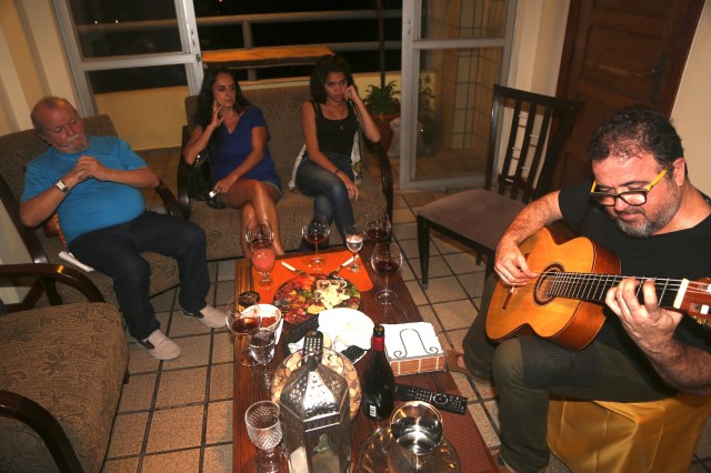 Salomão Habib, Diretor do Teatro Valdemar Henrique, toca músicas em casa de 20 anos de pesquisa sobre identidade Amazônica. 