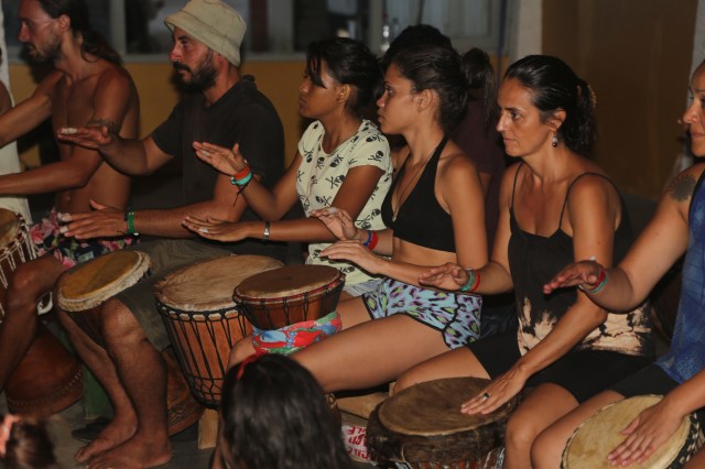 Évany, Camylla e Manoela participarem em duas oficinas de percussão afro por dia, nível iniciante, durante a semana do acampamento. Assim, integraram dança e música, antecipando colaborações entre seus micro-projetos, na volta.
