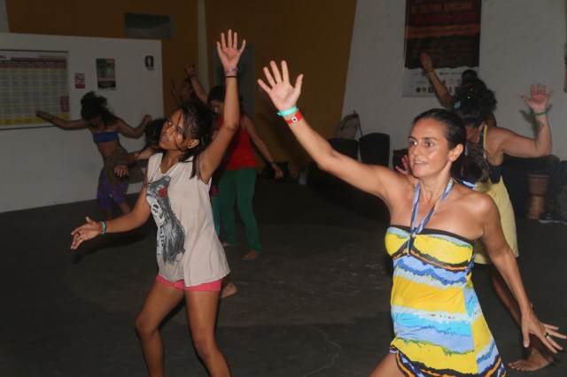 Évany e Manoela participarem em duas oficinas de dança afro por dia, nível iniciante, durante a semana do acampamento.