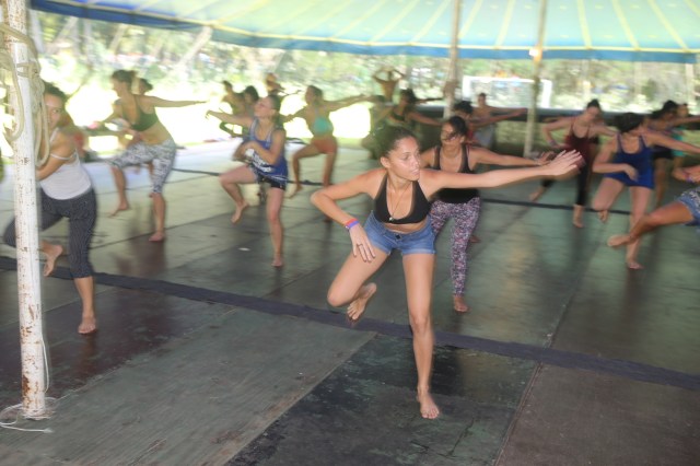 Camylla participou em duas oficinas de dança afro por dia, nível intermidiaria, durante a semana do acampamento.