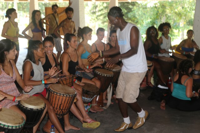 Évany também recebeu orientação privilegiada do mestre de percussão, sendo a participante mais nova no Stage Camp latino-americano, África Raíz.