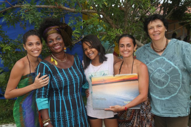 Camylla, Évany e Mamo se retratam com Assetou e sua produtora, Kika, depois de entregar um calendário e convidar a mestra de dança afro participar no Festival de Verão em julho de 2016.