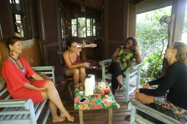 Participantes Marie (Hungria) e Judith (Senegal) do Stage Camp visitam a casinha de Dan e Mano em Matadeiro, Florianópolis, para conhecer a sede de Transformance e refletir sobre o retiro. 