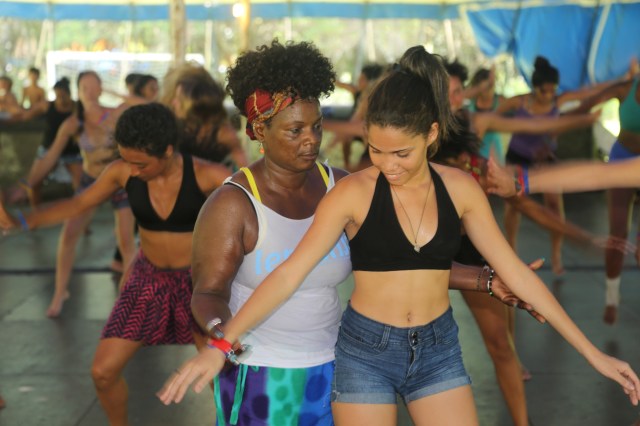 Camylla sendo orientada pela ministrante Assetou Diabate de Mali.