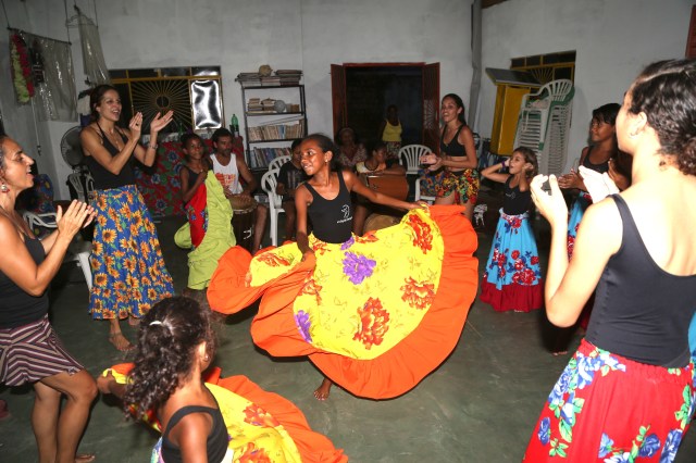 AfroMundi Mirim aprende dança afro-brasileira com Simone Fortes.
