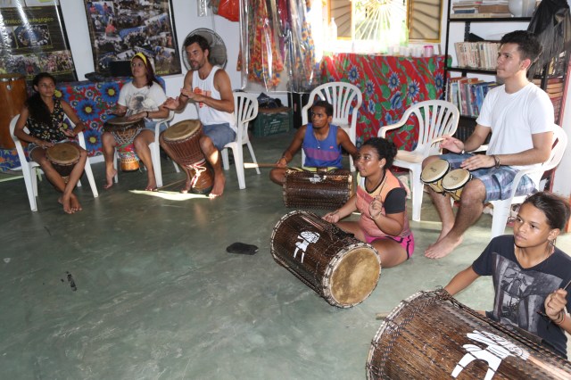 Alanys Soares (Folhas da Vida), Professora Patricia Luz, Erik Dijkstra, Rerivaldo (Rabetas Vídeos), Eliza Neves e Évany Valente (Tambores da Liberdade), e Luan Holanda tocam rítmos africanos no Barracão da Cultura.