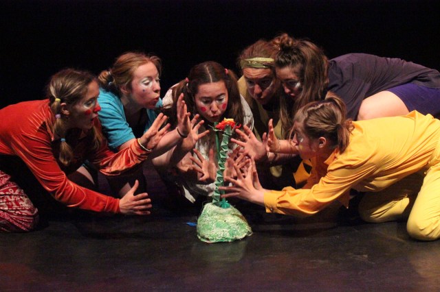 Alunos do Canadá apresentam teatro infantil em defesa do meio ambiente em Lima. Vão colaborar no gestão do festival em novembro.