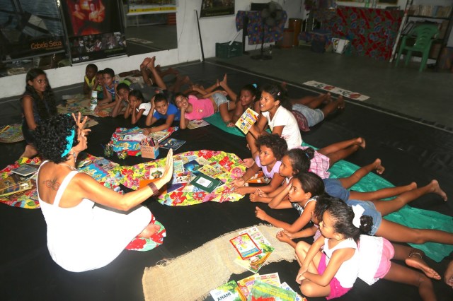 Renata Figueiredo, atriz nacional, oferece uma vivência de contação de histórias na biblioteca, no 21 de maio de 2016.