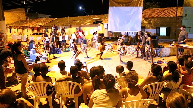 Cia AfroMundi Mirim apresenta na pracinha, no 42 Sarau da Lua Cheia, entre poemas e cantos da AESSPA, assistida pelos escritores do futuro na biblioteca Folhas da Vida.