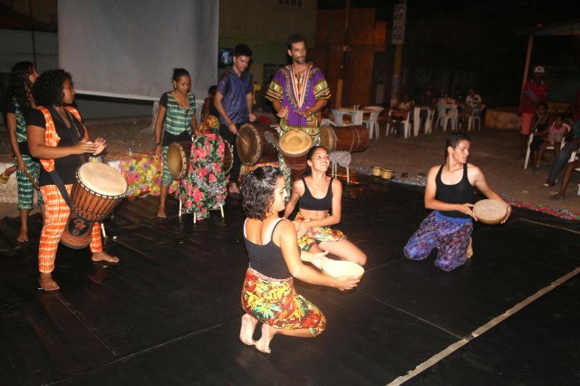 Artistas de AfroMundi, Tambores de Liberdade, Folhas da Vida e Rabetas Vídeos apresentam raízes de Cabelo Seco na pracinha.
