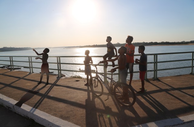 Crianças na Orla do Rio Tocantins admiram um sensibilidade ambiental intuitiva no Festival da Pipa 2016 que será ampliada em ação mundial em novembro de 2016.