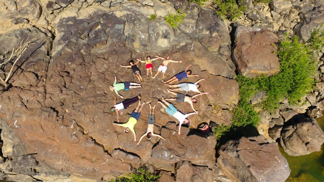 A Rede Brasileira de Arteducadores escreve uma mandala 'círculo de proteção' no Pedral do Lourenção.
