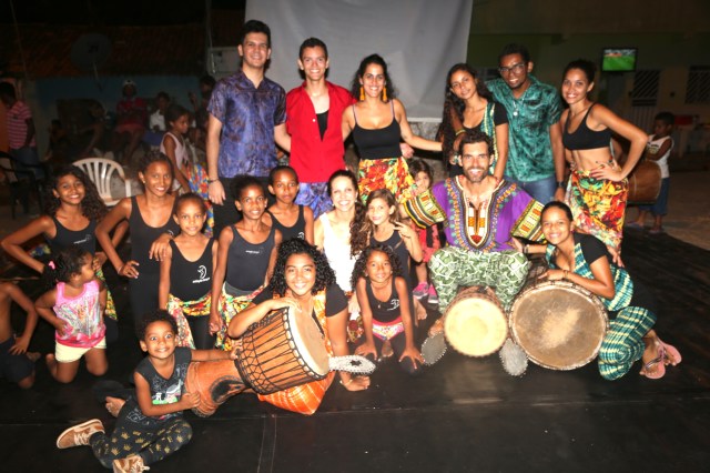 Erik Dijkstra e Simone Fortes do Coletivo Abayome celebram uma noite de dança-percussão afro com artistas de AfroMundi, AfroMundi Mirim, Tambores da Liberdade, Rabetas Vídeos, Folhas da Vida e a Universidade Federal do Sul e Sudeste do Pará.