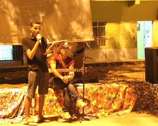 Rafael Varão da rede Rios de Encontro recita o poema 'Consciência Negra', acompanhado por Javier di Mar-y-Abá da AESSPA.