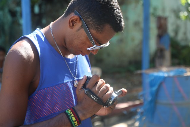 Rerivaldo de Rabetas Vídeo Coletivo filma o processo.