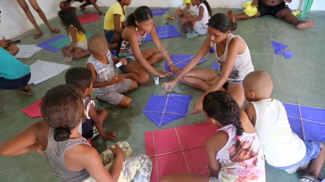 Uma das oficinas de criação coordenada de Alanes Soares da biblioteca Folhas da Vida que integram cooperação, respeito pelo outro, troca de histórias e criação de comunidade, no Festival de Pipa 2016.