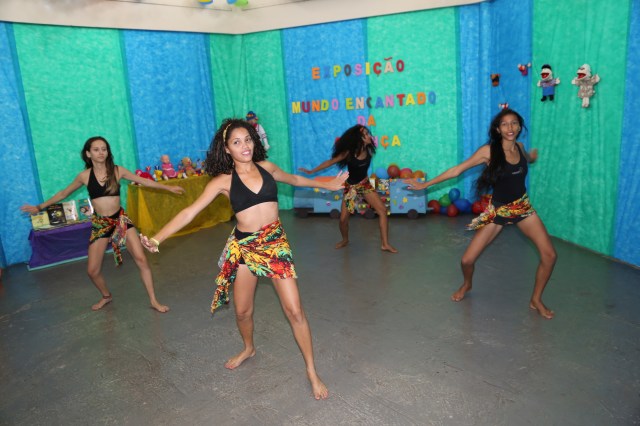 Camylla Alves, Lorena Melissa, Emily Neves e Katrine Alves de Cia AfroMundi dançam coreografia de Guine Bissau na Casa de Cultura.