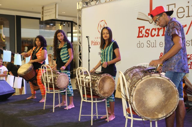 Elisa Neves, Alanes Soares, Évany Valente e Reris Mendes tocam os Tambores de Liberdade.