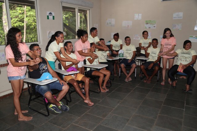 Alanes, Elisa, Lorena e Camylla de Rios de Encontro ajudam na formaçäo dos professores das escolas de Potel e Melgaçu nas Olimpíada de Ciência na Floresta.