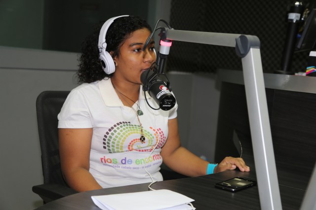 Igual com Alanes, Elisa surpreendeu os jornalistas da Rádio Itacaiúnas com a inteligência, originalidade e lucidez de sua reflexão sobre Belo Monte, formação eco-cultural e a força transformadora do resgate de raízes adormecidas.  