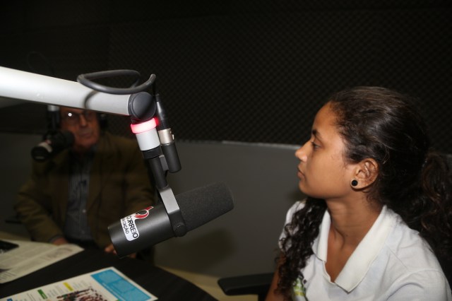 Alanes explica o poder transformador dos tambores que vivenciou em 2016 que a ajudou superar a timidez e coordenar a segunda geração do Rios de Encontro, na biblioteca Folhas da Vida. 