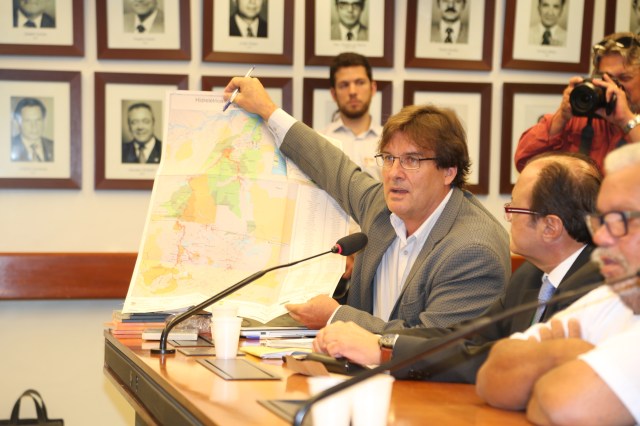 Brent Millikan, Diretor da ONG International Rivers que co-promoveu o Seminário, dimensiona a escala da ameaça à Amazônia durante os debates no Congresso.