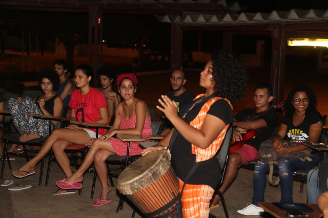 Elisa (19 anos) ministra uma oficina de percussão africana para a coordenação estudantil do Movimento Ocupa Unifesspa contra a PEC 55.