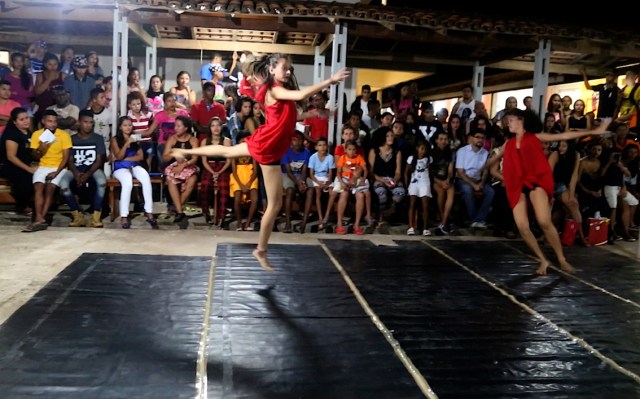 Cia AfroMundi apresenta sua pesquisa-ação atual sobre dança contemporânea popular com a performance de 'Corpo'. A plateia ficou de boca aberta, em silêncio profundo.   