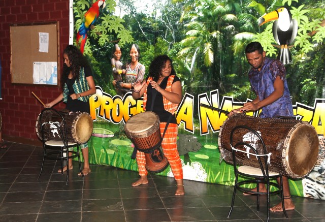 Alanes Soares, Elisa Neves e Rerivaldo Mendes tocam tambores da liberdade no novo espetáculo 'Margens Vitais' na noite cultural da Olimpíada de Ciência na Floresta.  