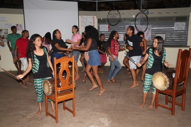 Percussionistas de Tambores da Liberdade se-juntaram com estudantes do movimento "Ocupa Unifesspa" no festival numa celebração de educação pública gratuita e de qualidade.