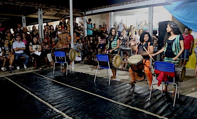 Elisa toca o Djembe para coordenar os Tambores da Liberdade.