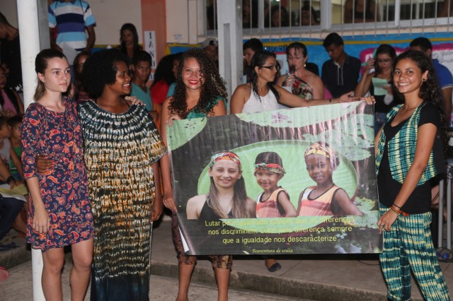 Alanes apresenta o cartaz de sua escola que ela desenhou com Rerivaldo Mendes de Rabetas Vídeos Coletivo.