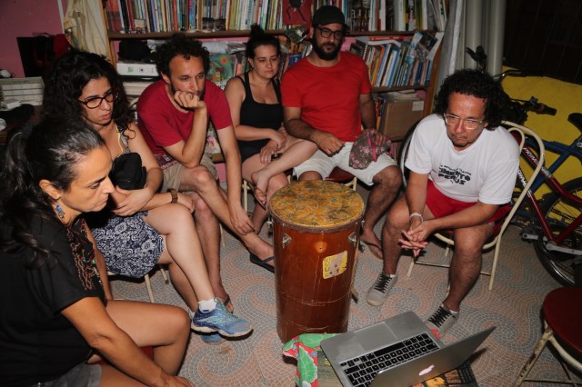 A companhia de teatro assista vídeos de Rabetos Vídeos Coletivo sobre Maria Silva na Casinha de Cultura.