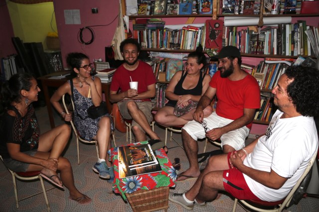 A companhia de teatro grava histórias sobre Maria Silva.